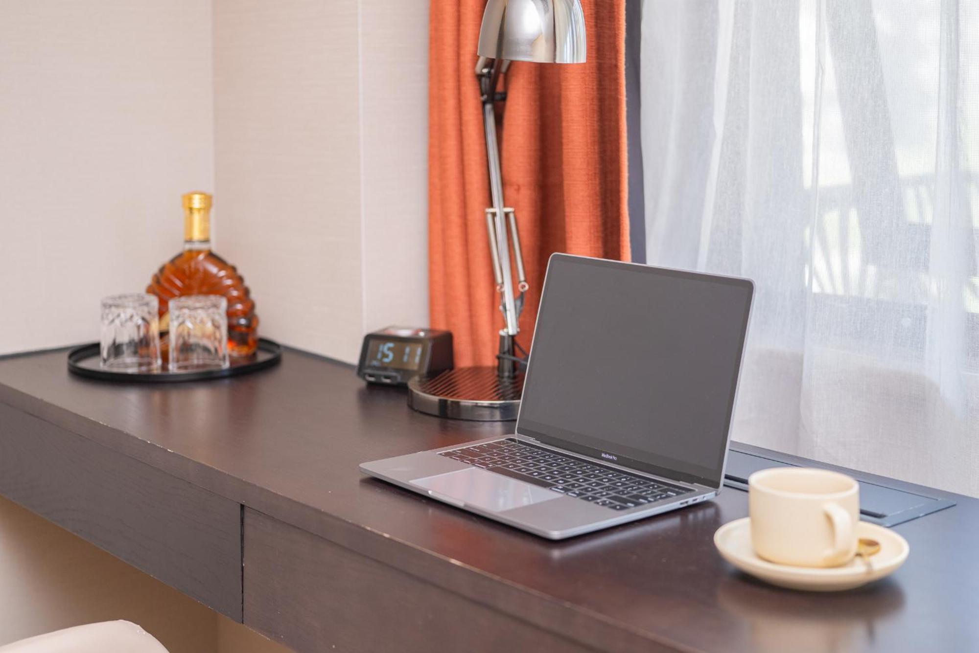 Suisse Place Hongqiao Hotel 4*