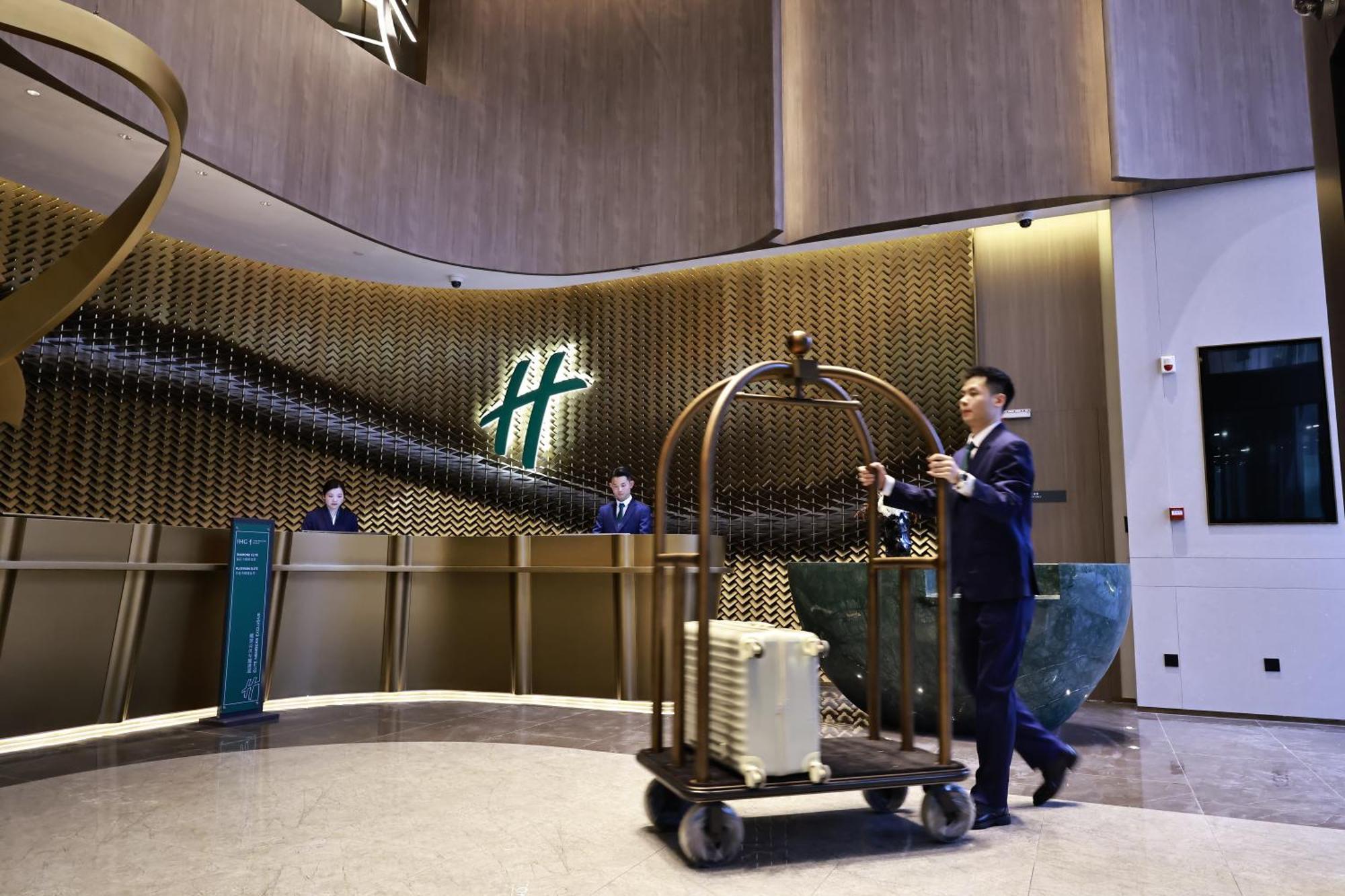 Hotel Holiday Inn Shanghai Jing'An 5*