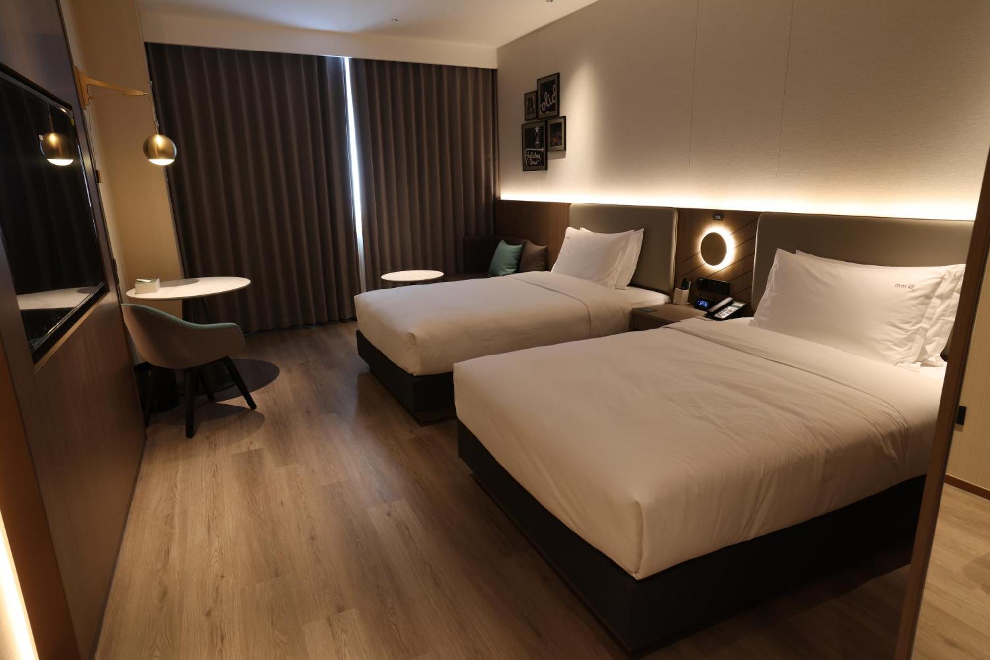 Holiday Inn Shanghai Jing'An Hotel