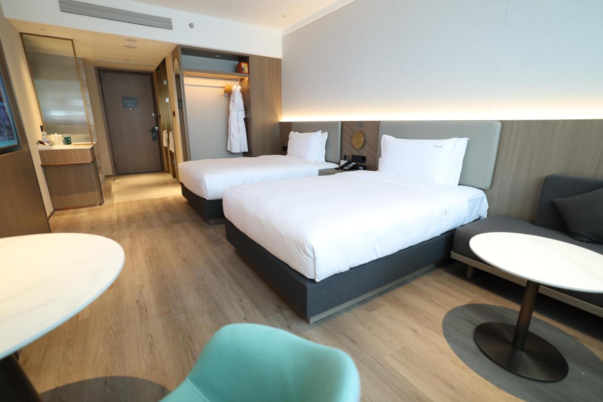 Holiday Inn Shanghai Jing'An 5*