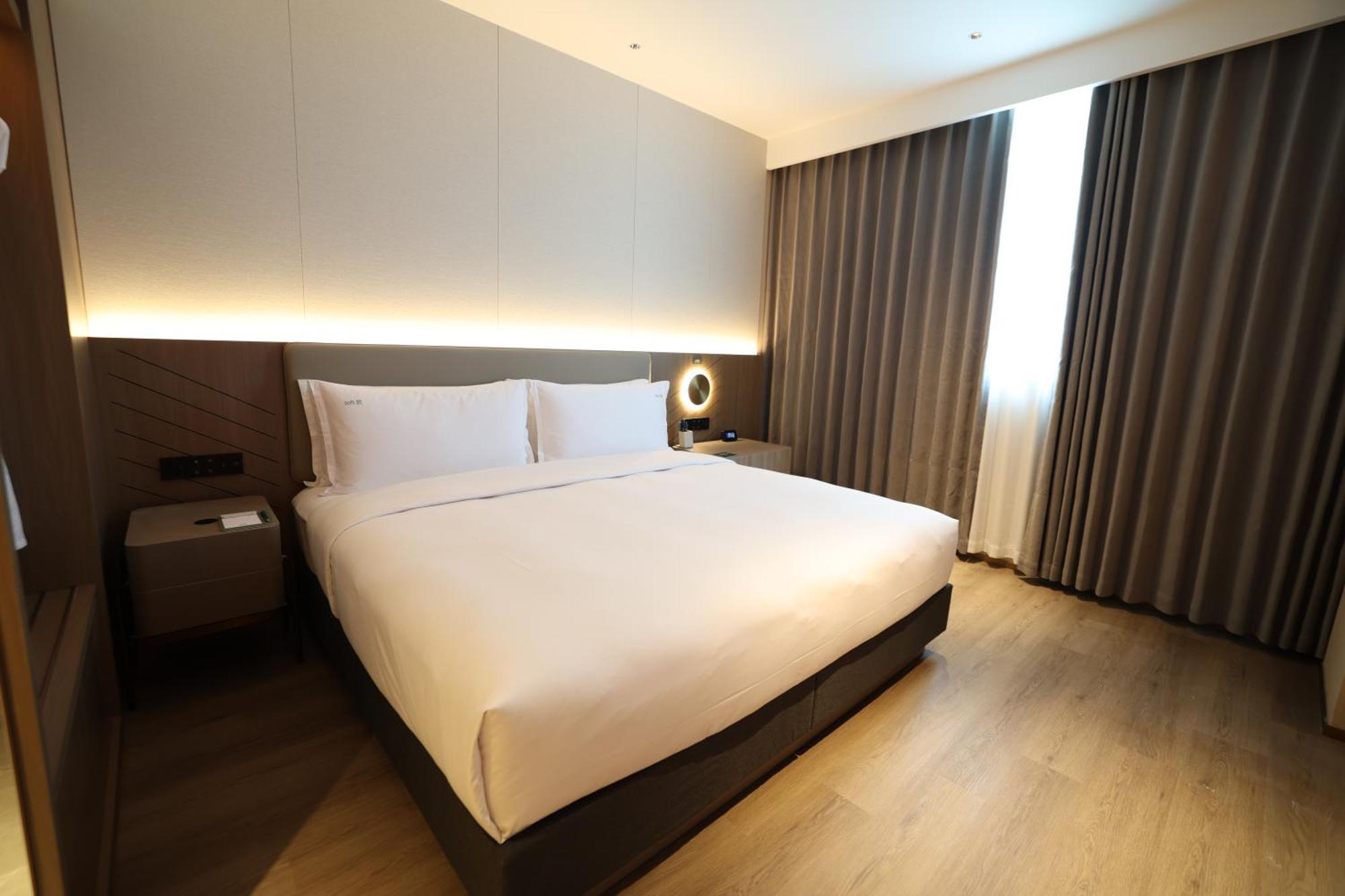 Holiday Inn Shanghai Jing'An 5*