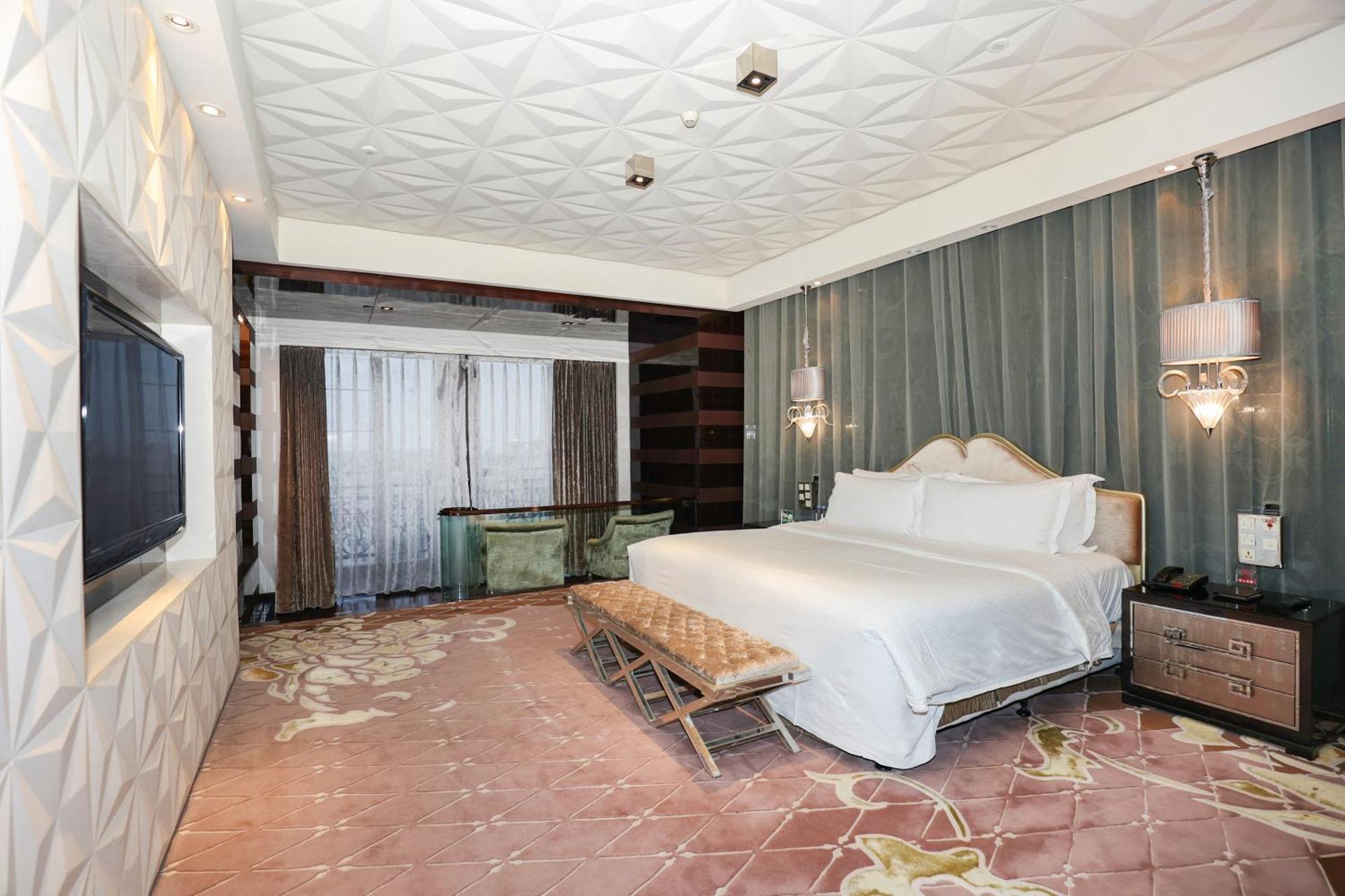 Khách sạn Chateau Star River Minhang 5*