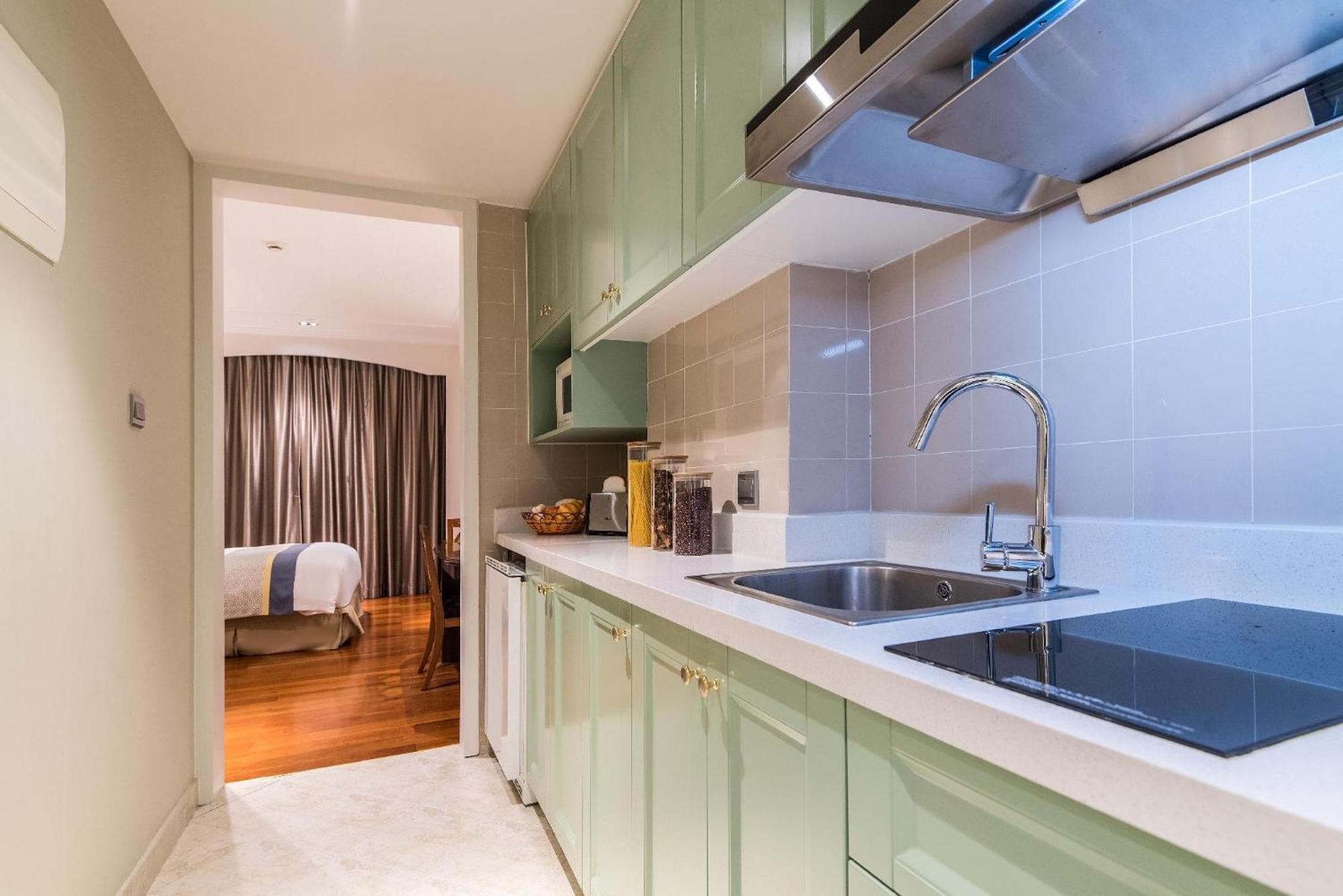 Aparthotel Green Court City Center, 4*