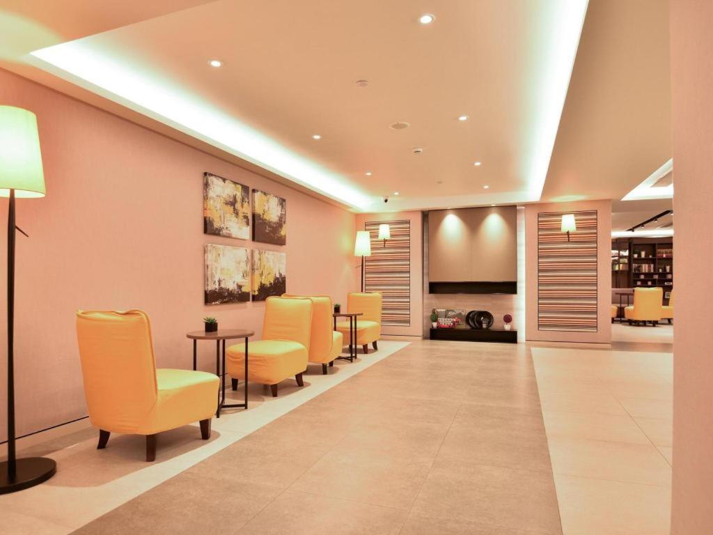 Hotel Plus Xujiahui Branch 3*