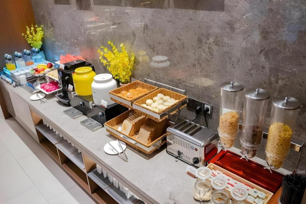 Pudong Xinjinqiao Road Hotel 3*