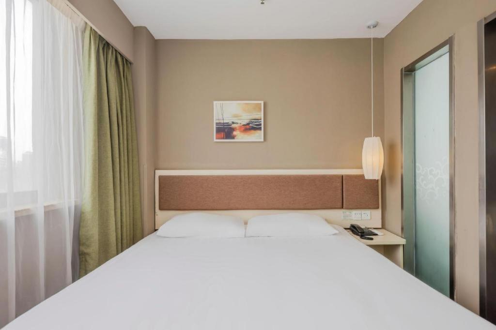 Plus New International Expo Center Yushan Road Yuanshen Sports Hotel