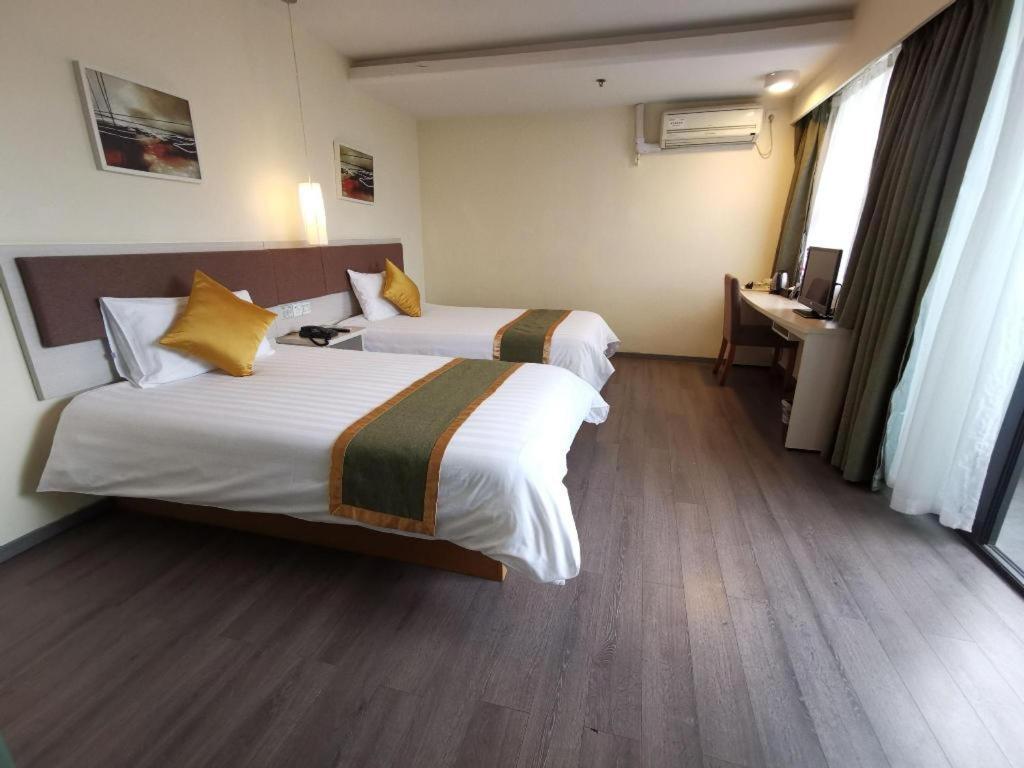 Plus New International Expo Center Yushan Road Yuanshen Sports Hotel 3*