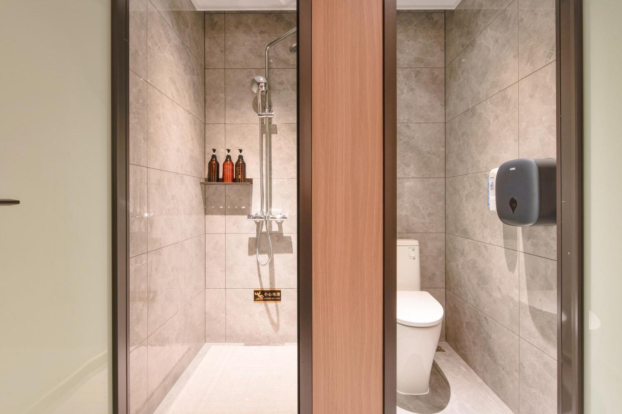 Dayin Garden -near People's Square & Nanjing Road-large Social Area -bar -cafe -gym -free Laundry Luggage Storage -24h Front Desk-english Service