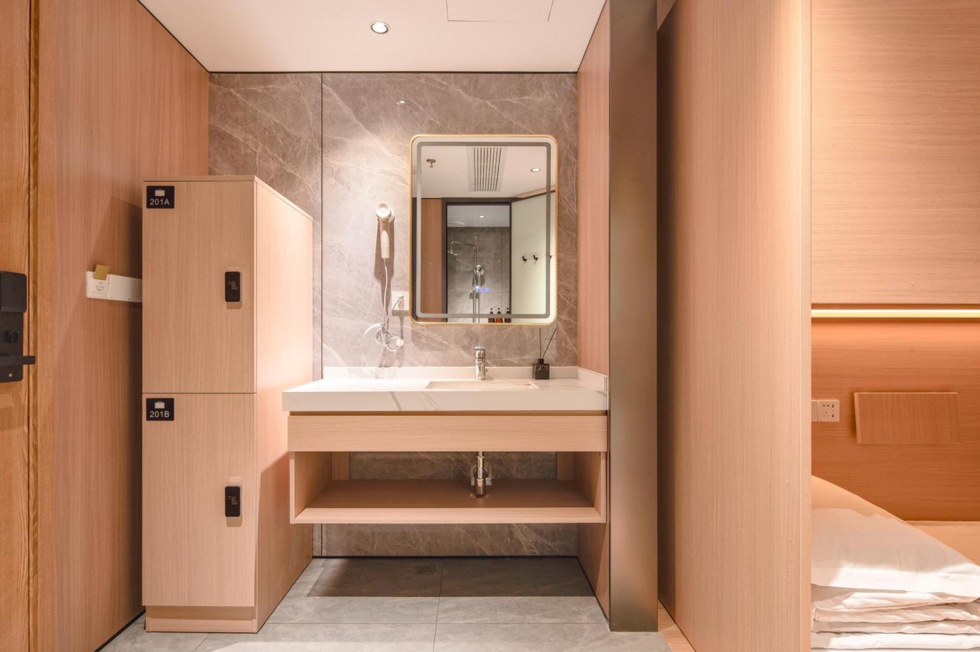 Dayin Garden -near People's Square & Nanjing Road-large Social Area -bar -cafe -gym -free Laundry Luggage Storage -24h Front Desk-english Service Otel