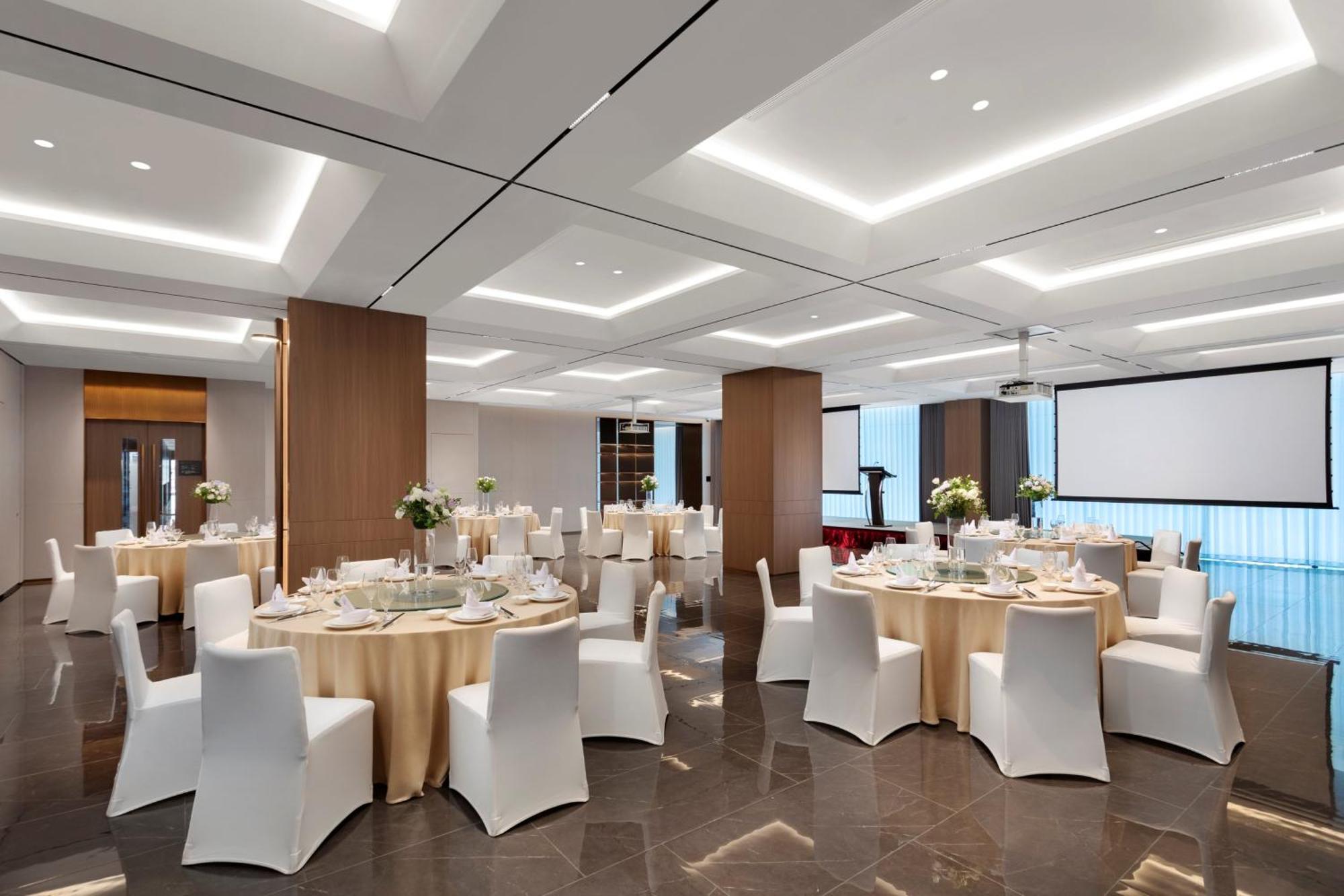 Khách sạn Holiday Inn Shanghai Jing'An 5*