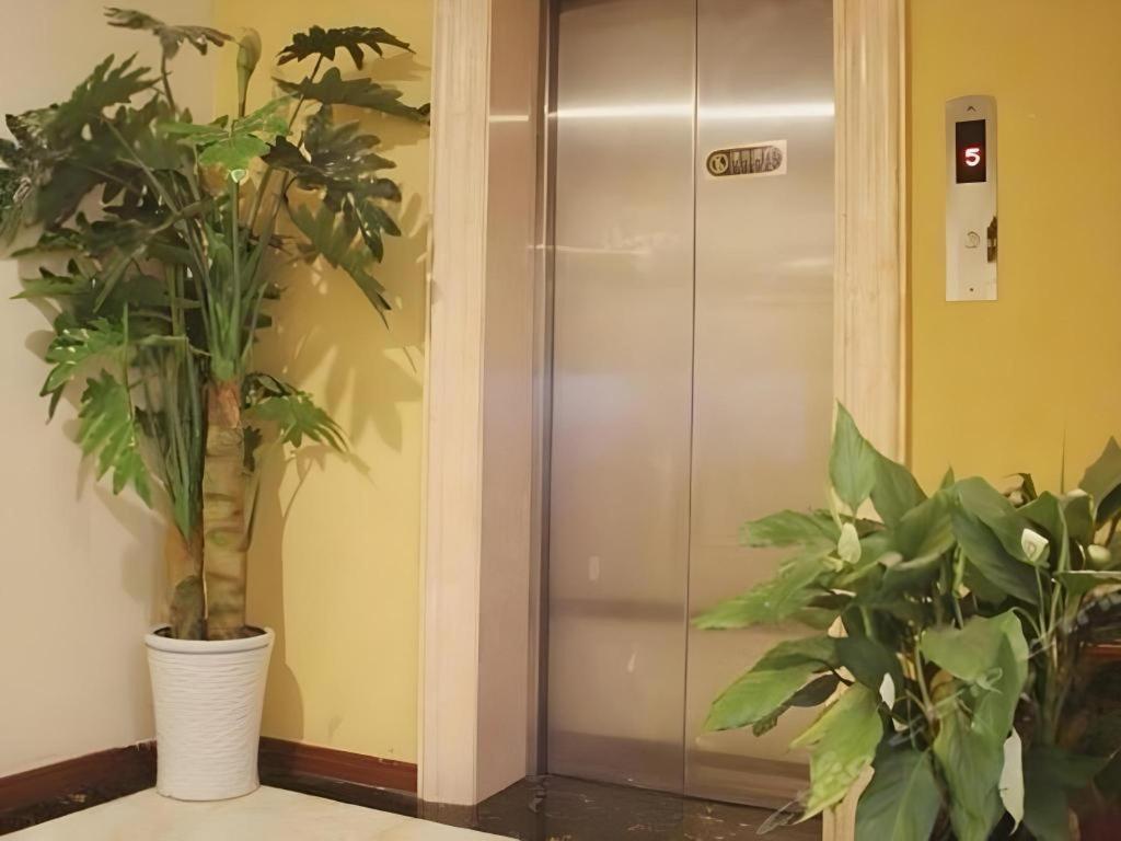 Hotel Greentree South Railway Station Xujiahui Stadium Subway Station Shell 3*