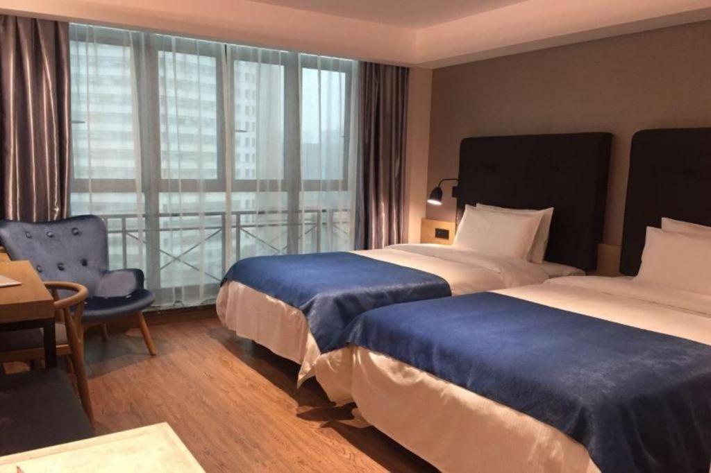 Yitel Hongqiao Caohejing Hongmei Road Metro Station Hotel 4*