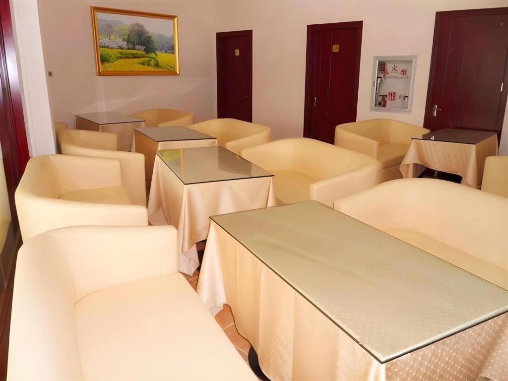 Greentree Xupu Bridge Hotel 3*