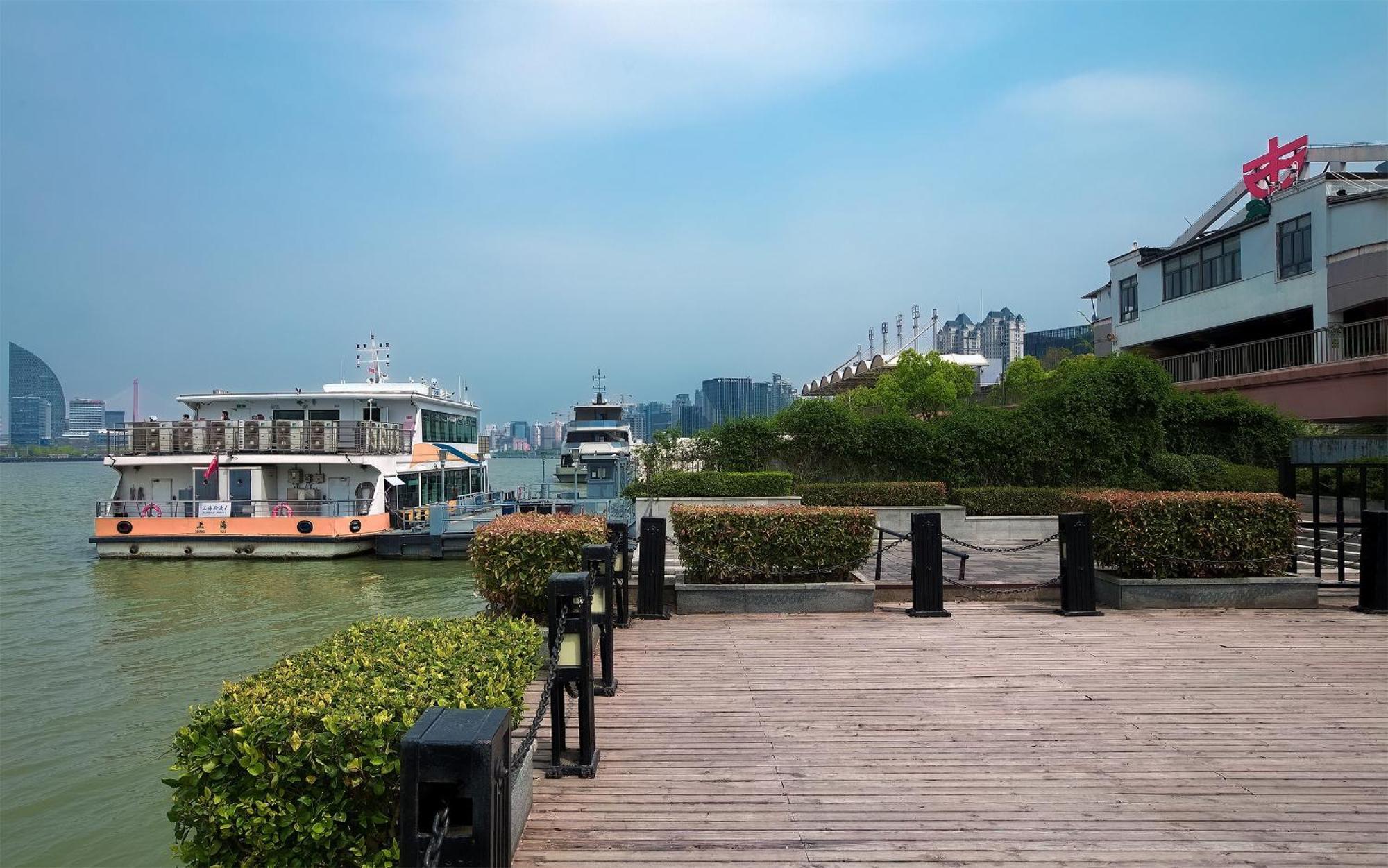 Novotel Atlantis - Breakfast In The Clouds With River View In The Revolving Restaurant & 24hours Free Self-laundry 4* Shanghái