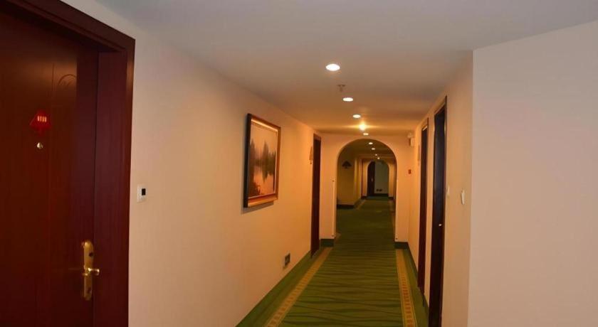 Hotel Greentree Xupu Bridge