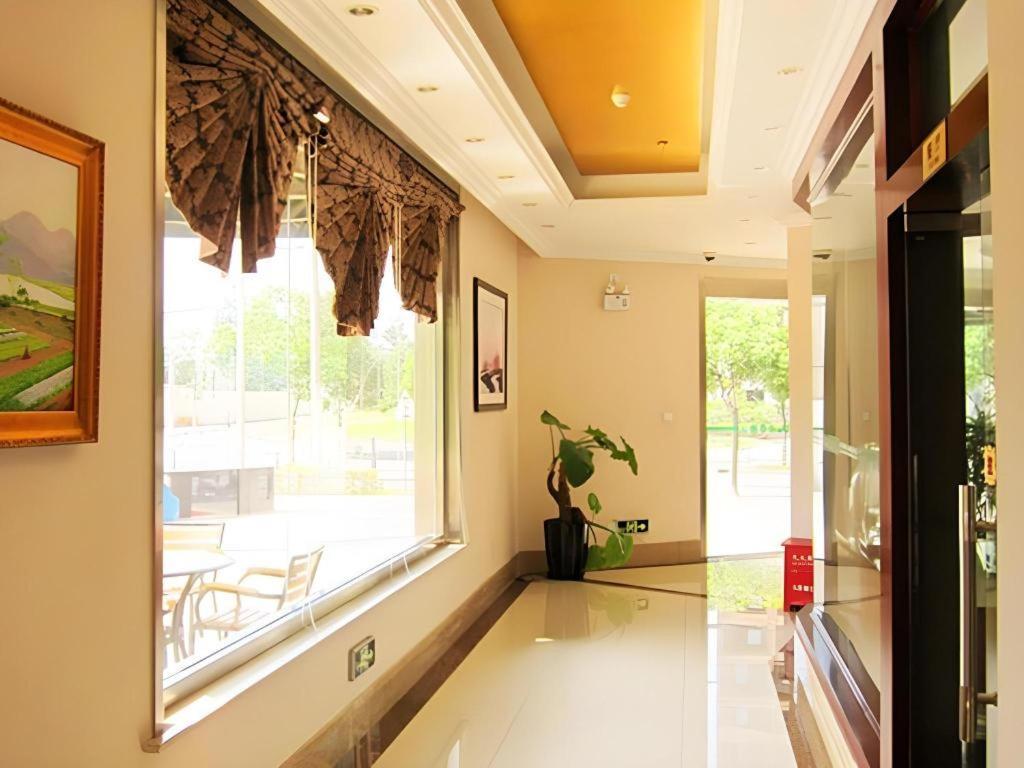 Hotel Greentree Xupu Bridge 3*