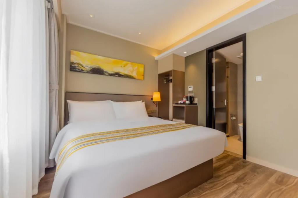 Hotel Plus New International Expo Center Yushan Road Yuanshen Sports 3*