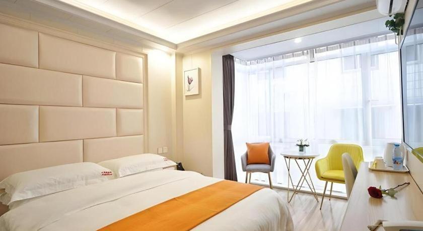 Hotel Shell Baoshan District Songbin Road Subway Station