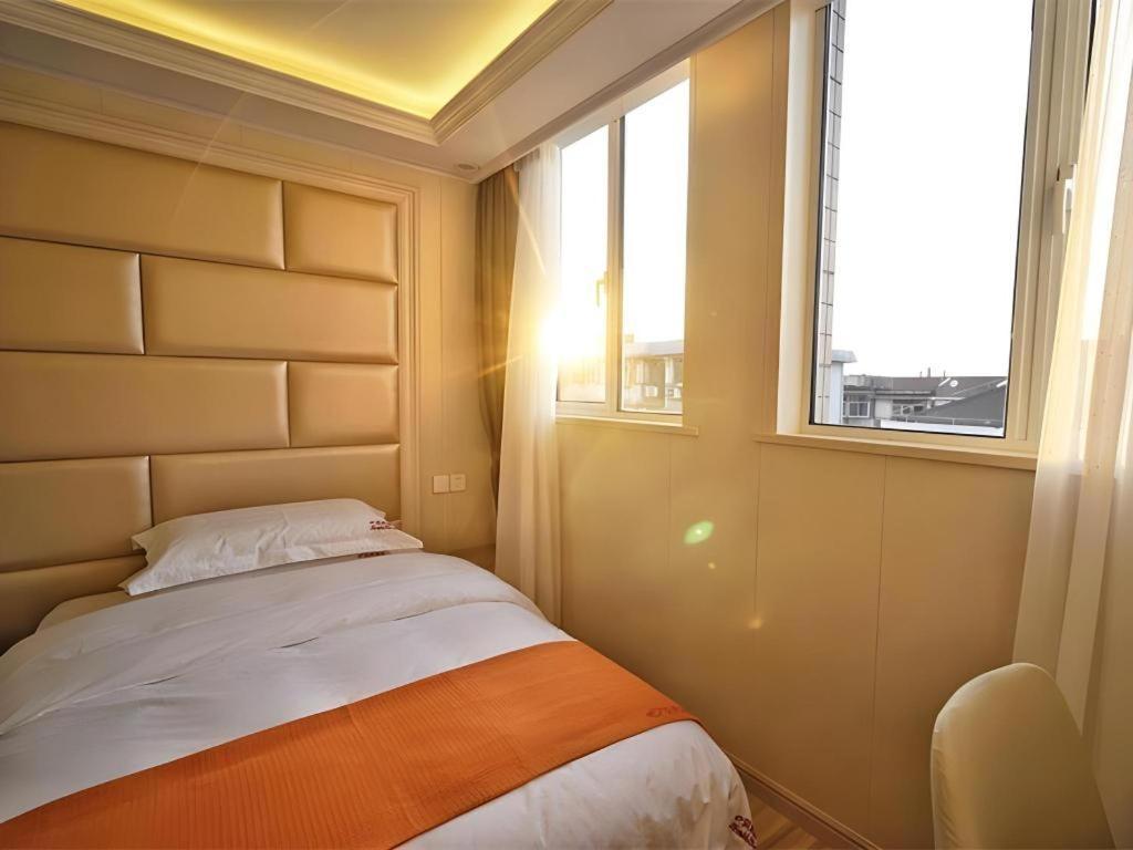 Hotel Shell Baoshan District Songbin Road Subway Station