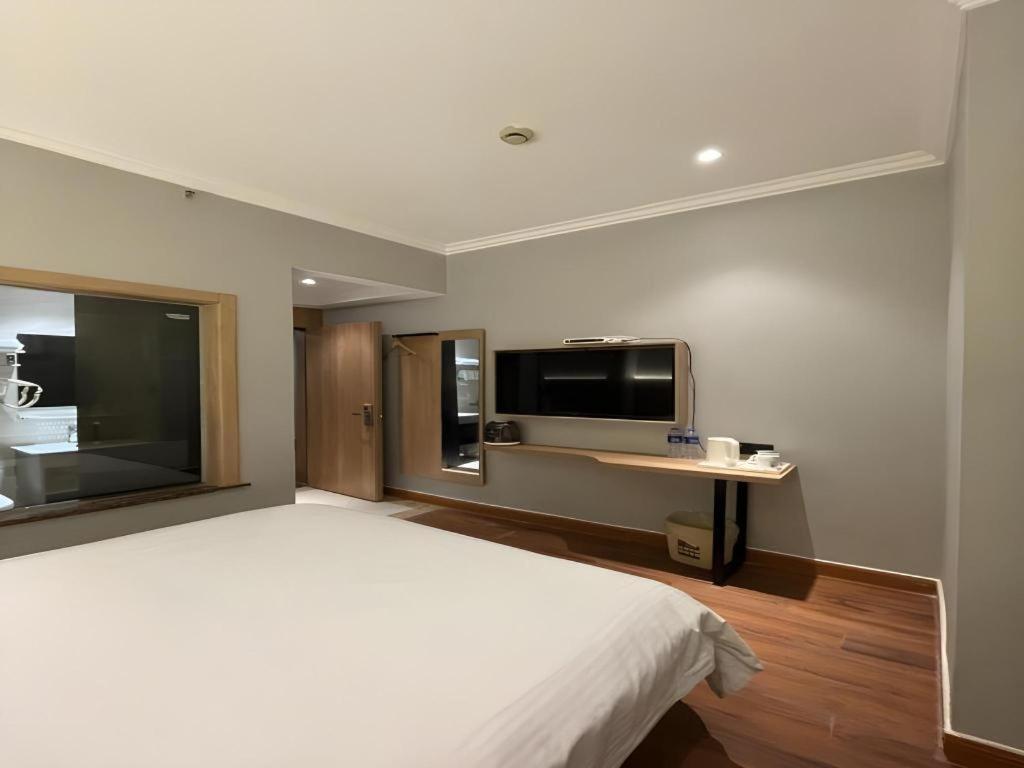 Hotel Greentree Hongqiao Hub Convention Center Jinghua Road Shell 3*