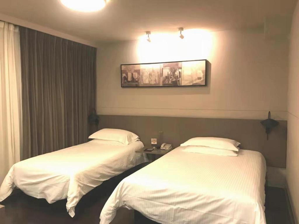 Jinjiang Select Nanjing Road Pedestrian Street Hotel 3*