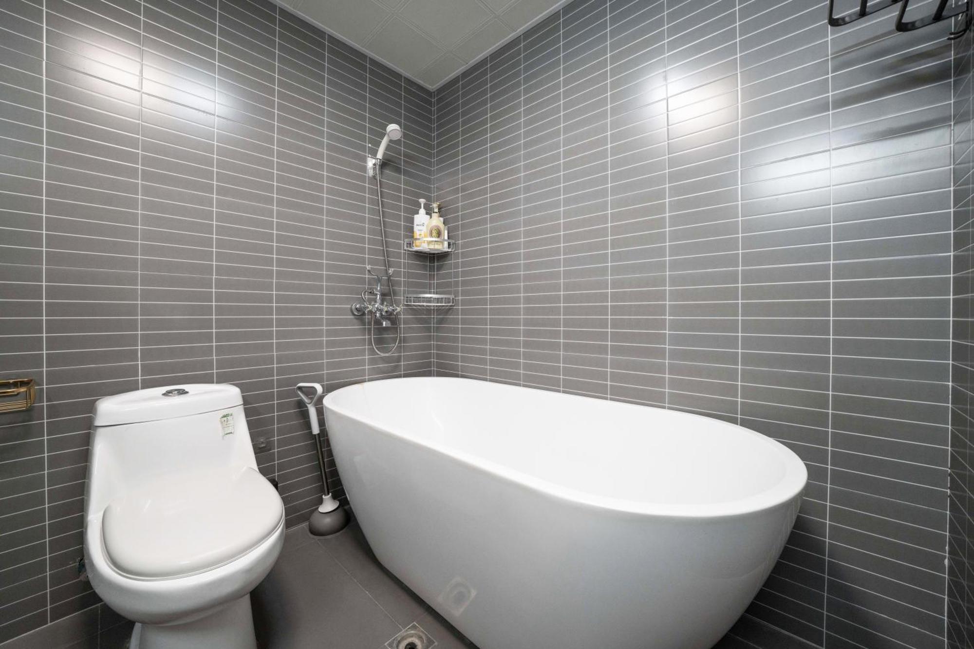 Moli - Bund River View Walk To Yu Garden And The Bund 3bedrooms 2bathrooms 1bathtube With Elevator Ment Apartment