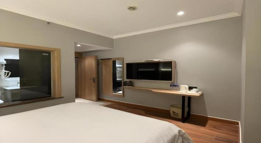 Greentree Hongqiao Hub Convention Center Jinghua Road Shell Hotel