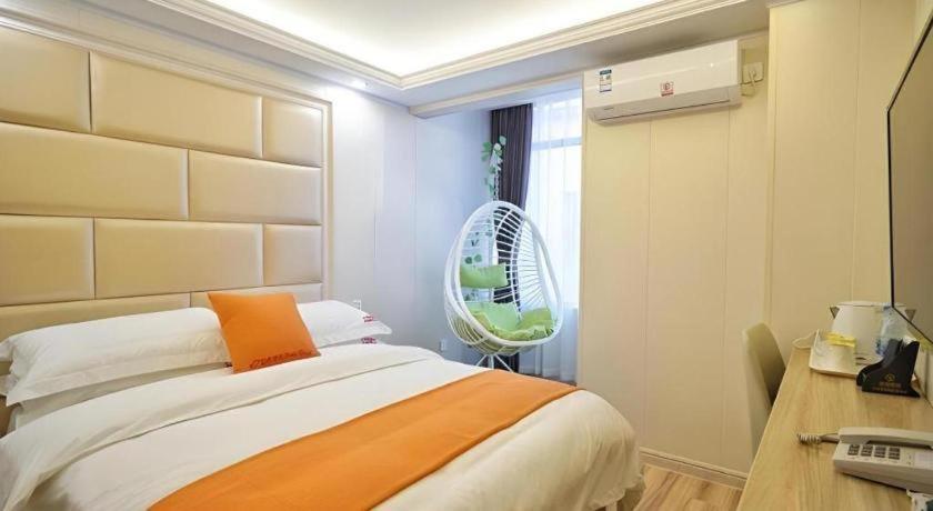 Shell Baoshan District Songbin Road Subway Station Hotel 2*
