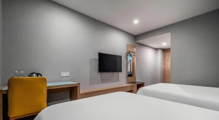 Jitai Yangpu Benxi Hospital Branch Hotel