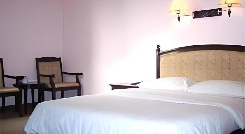 Hotel Jitai Yangpu Benxi Hospital Branch 2*