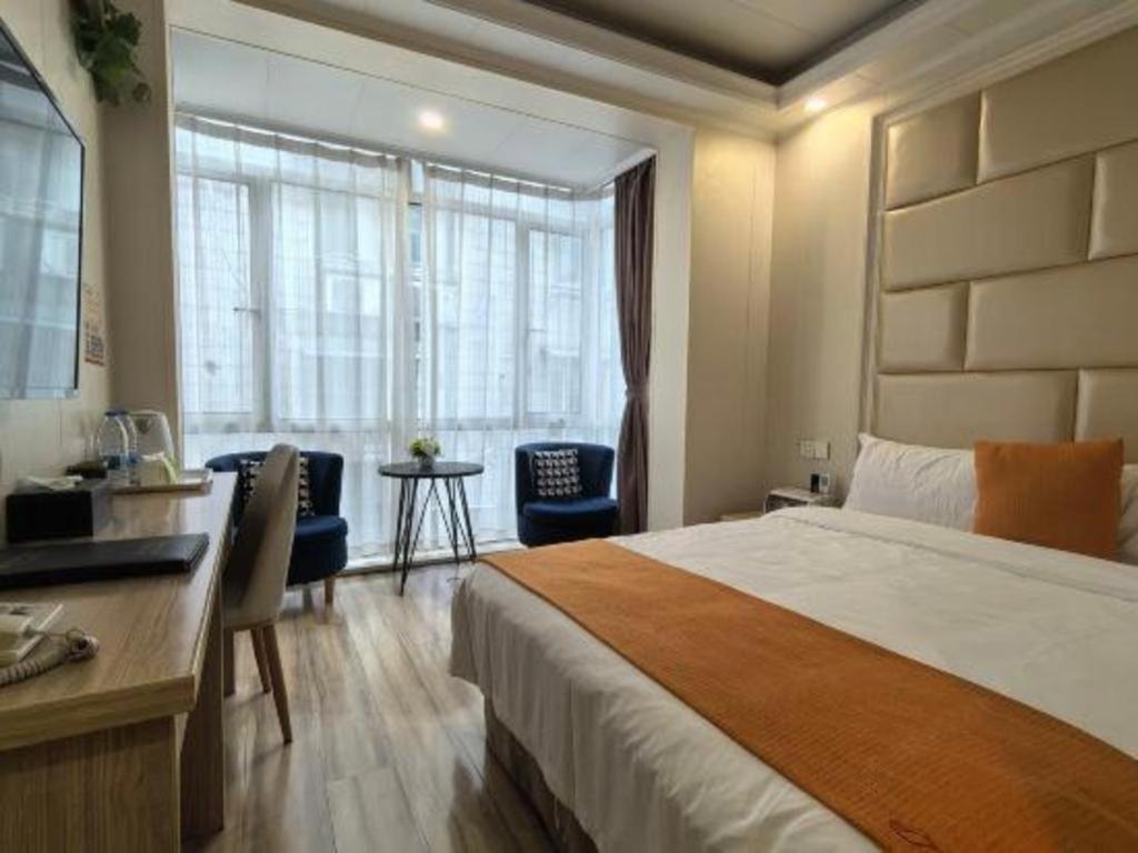 Shell Baoshan District Songbin Road Subway Station Hotel 2*
