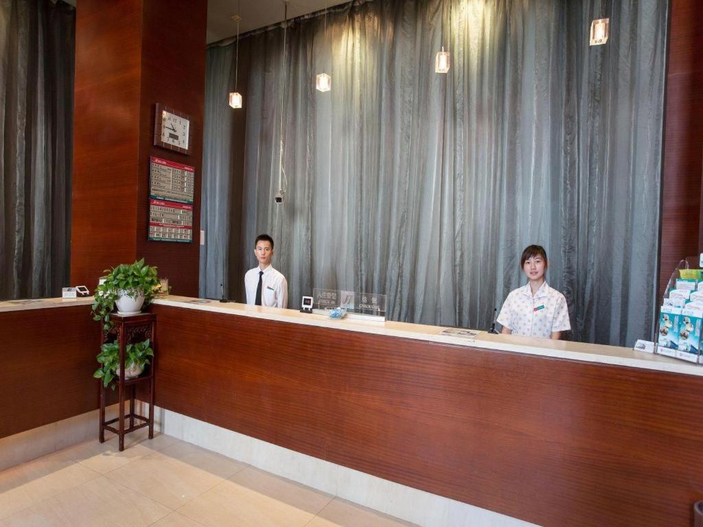 Jinjiang Lujiazui Hotel 2*