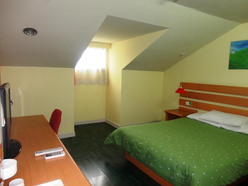 Chengzhong Road Hotel