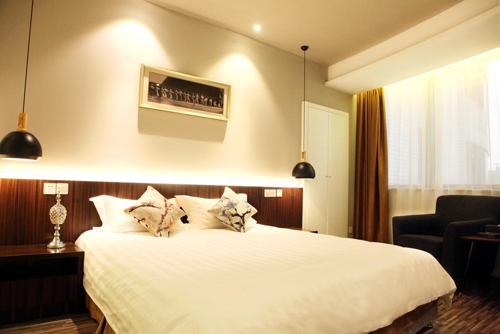 Delight Palace Jingan Service 4*