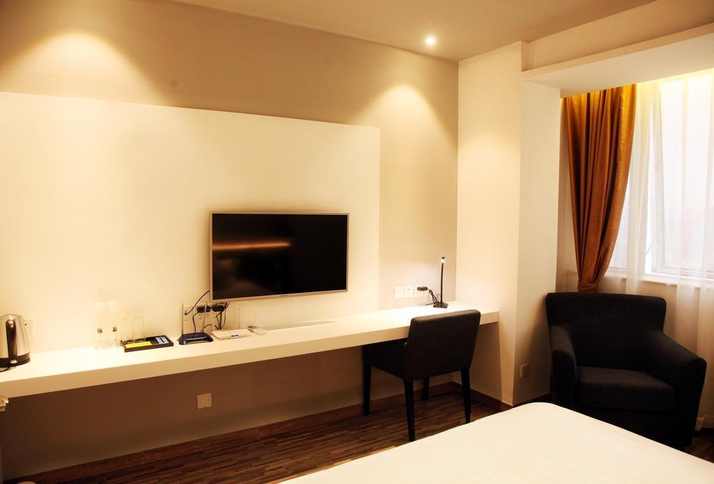 Delight Palace Jingan Service 4*