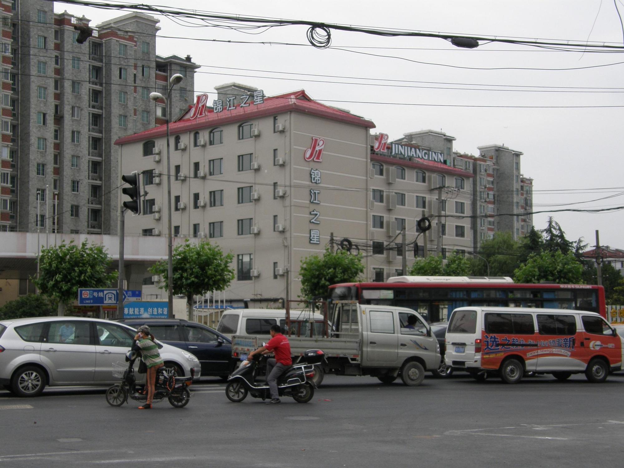 Jinjiang Caohejing Xingzhong Road Railway Station 3*