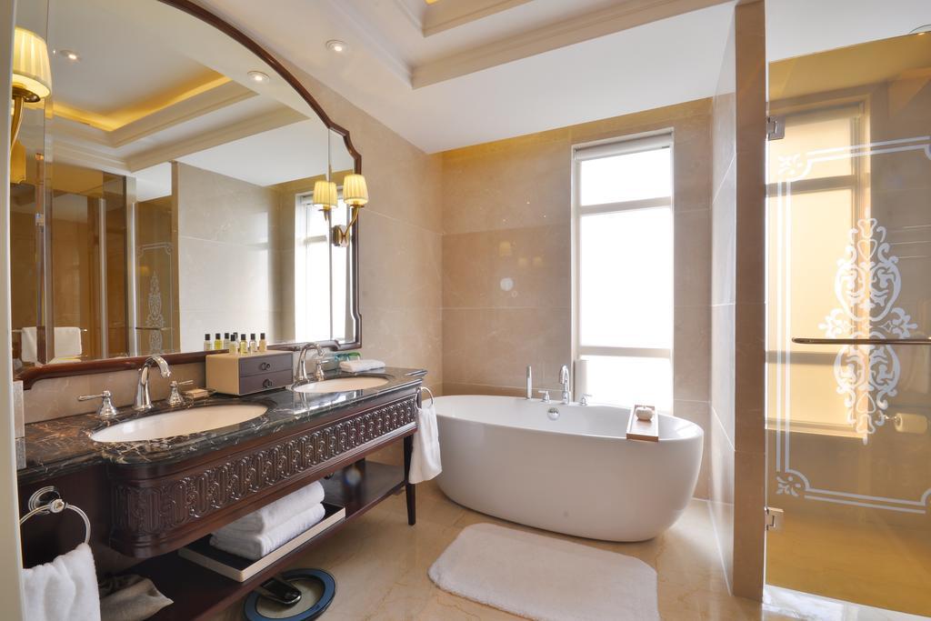 Urban Island Hotel