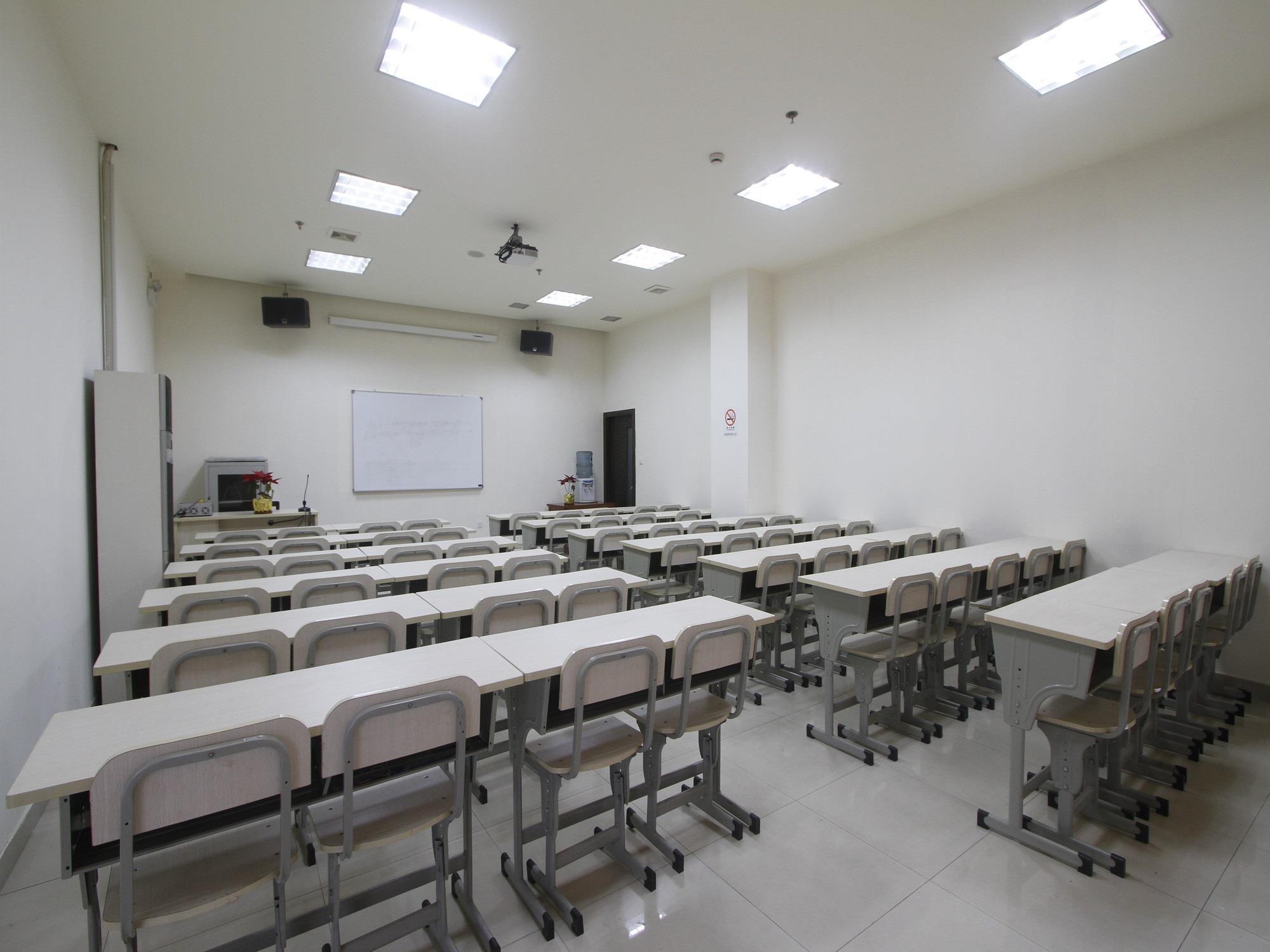 Jingjiang East China Normal Hotel 2*