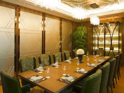 Khách sạn Supreme Tower 4*