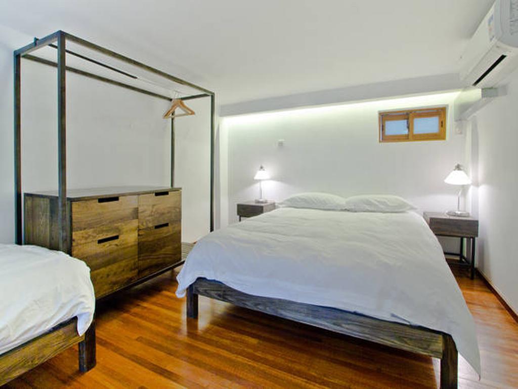 Shanghai Lane Apartment *