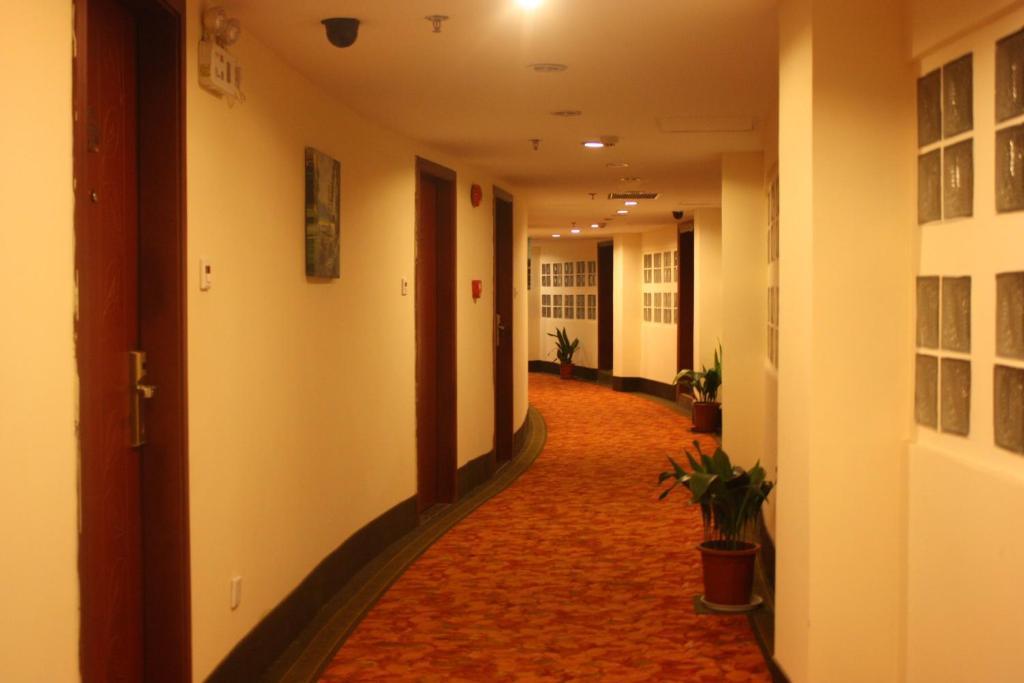 Greentree Changyang Road Jiangpu Park Metro Station Business Hotel