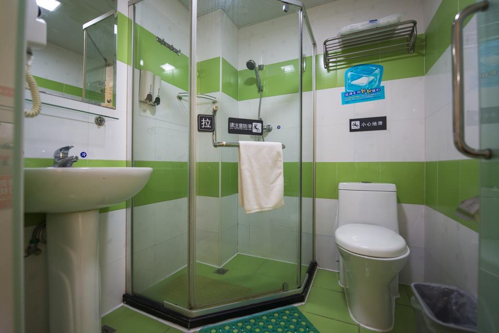 Hotel 7Days Inn Shanghai Lujiazui Shimao Riviera Garoaden 2*