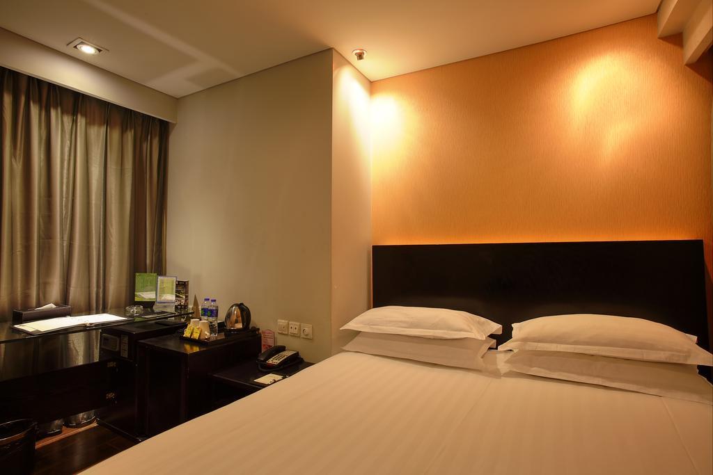 Hotel Fx Xujiahui - Stadium Branch 3*