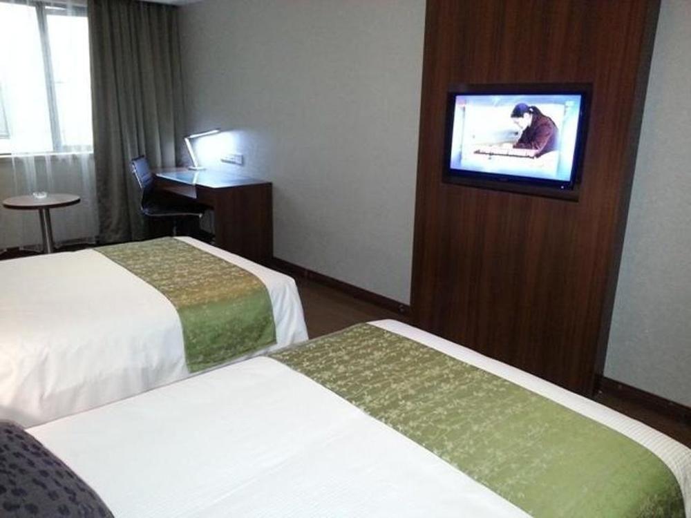 Yitel Airport Hotel 4*