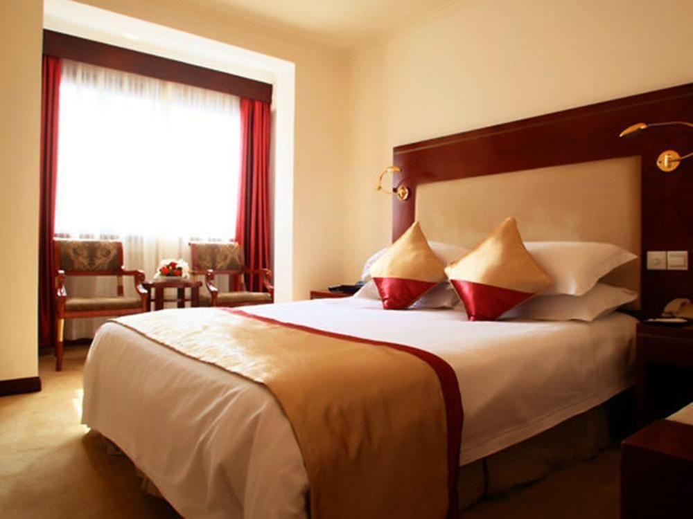 Huajun Hotel 4*