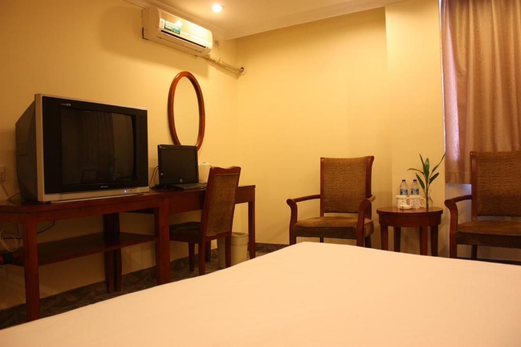 Hotel Greentree Changyang Road Jiangpu Park Metro Station Business 3*