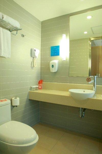Holiday Express Jinqiao Central By Ihg Hotel 3*