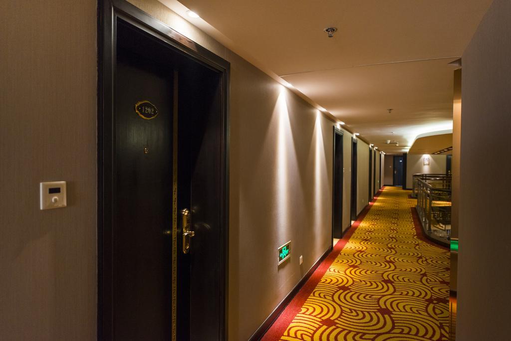 Days Hongkou Forture