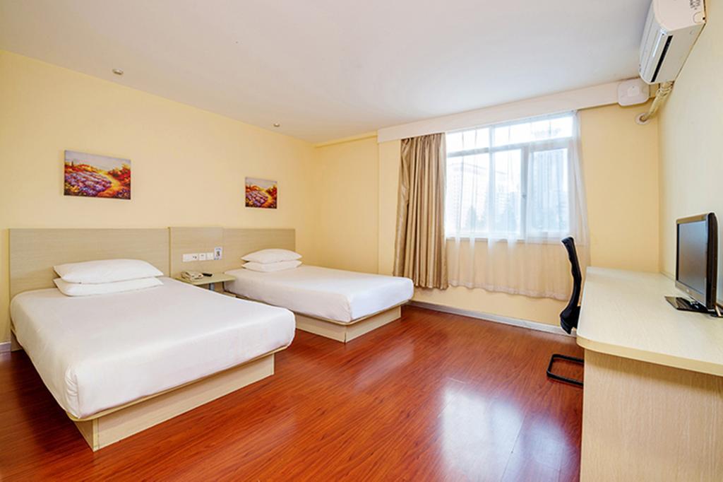 Hanting East Nanjing Road Pedestrian Street Hotel