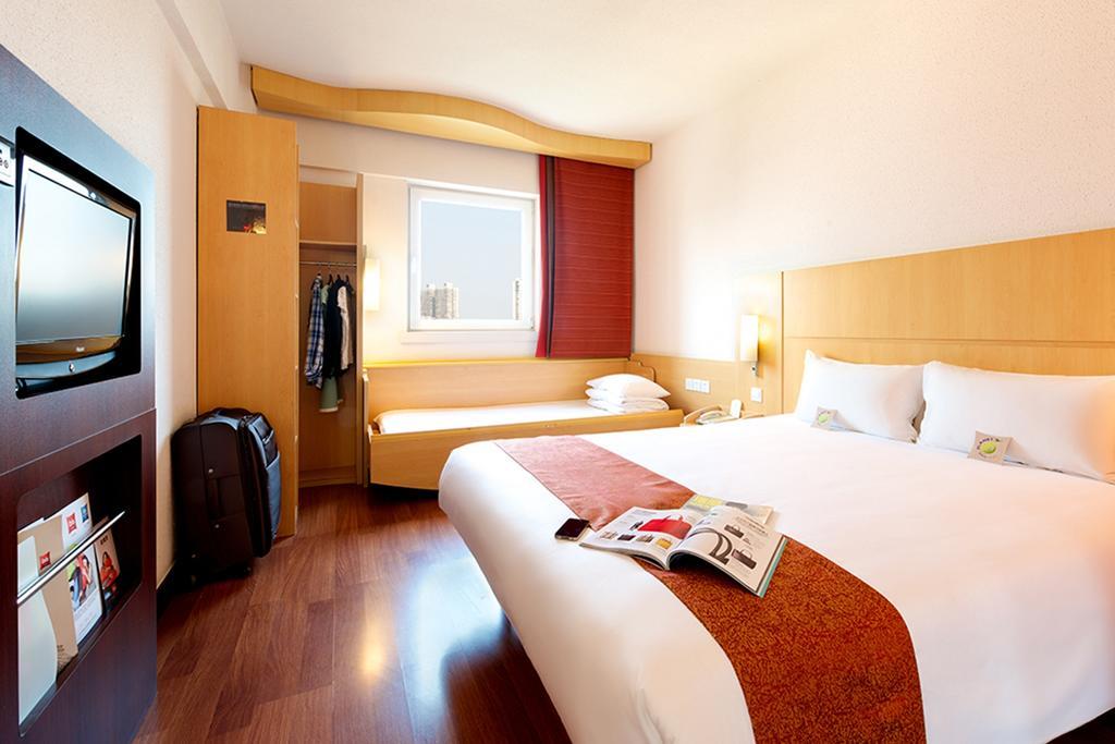 Ibis Jinshajiang Hotel 4*
